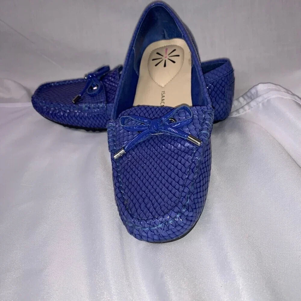 Isaac Mizrahi loafers  blue snake skin loafers/flats SZ 6 comfort slip on shoes
